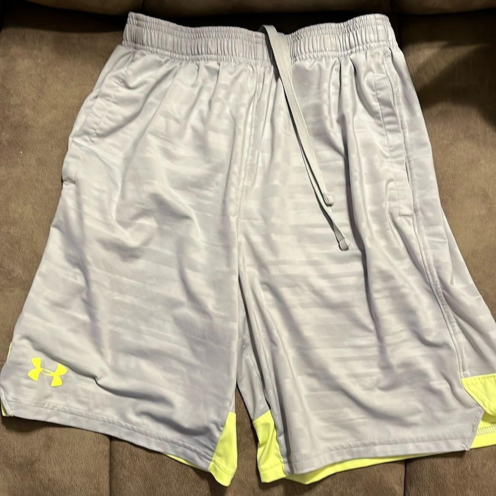 Mens Under Armour shorts size medium, loose fit, heatgear